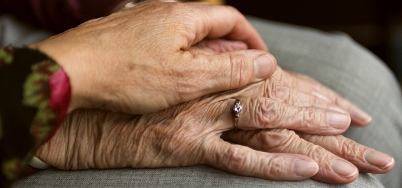 Pflegedienst bella vita - Hauskrankenpflege in und um Spremberg - Hände Pflegerin und Seniorin CC pixabay hands-2906458_1280