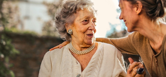 Seniorin mit Enkelin - CC pexels - olly-3768131