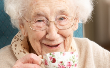 Pflegedienst bella vita Spremberg - Dame mit Teetasse